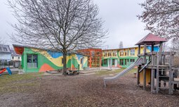 Spielplatz mit Spielgeräten Kindergarten Kinderkrippe Caritas Kinderhaus Hollern-Nord | © Max Ott www.d-design.de